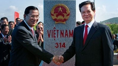 Prime Minister Nguyen Tan Dung and his Cambodian counterpart Hun Sen at the inauguration ceremony of marker No.314 (Credit: VGP)