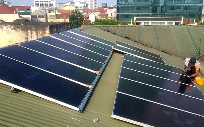 Solar power panels are being installed on the rooftops of Nguyen Trai Secondary School. (Photo: VGP)