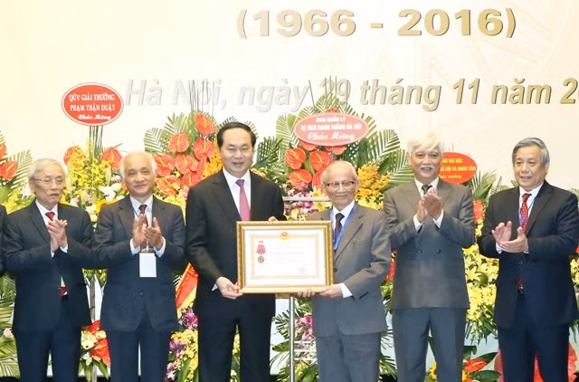 President Tran Dai Quang presents Labour Order, first class, to the VAHS. (Credit: VNA)