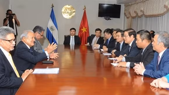 Secretary of the Communist Party of Vietnam (CPV) Central Committee and Head of the CPV Central Committee’s Commission for Internal Affairs, Phan Dinh Trac, holds a working session with El Salvador President Salvador Sanchez Ceren. (Photo: VNA)