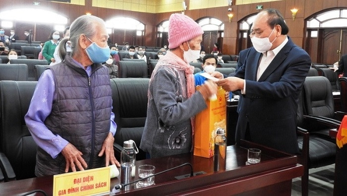 President Nguyen Xuan Phuc presents Tet gifts to poor residents in Da Nang (Photo: NDO/Thanh Tung)