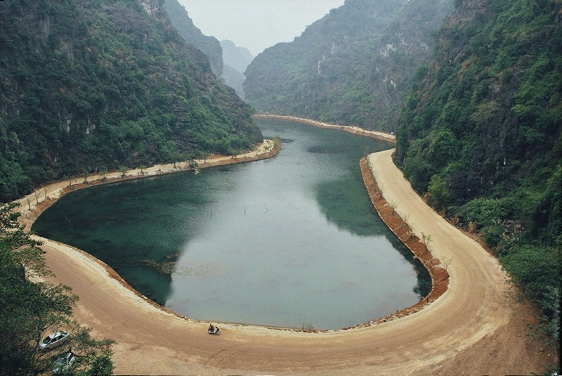 Within the landscape of Hoa Lu, the ancient national capital, Am Tien cave is located in Truong Yen Commune, Hoa Lu District, only 12km from the centre of Ninh Binh City.