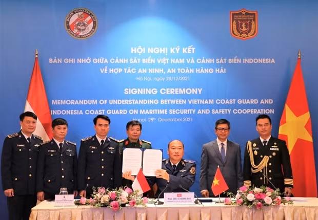 Commander of the Vietnam Coast Guard Major General Le Quang Dao holds up the signed MoU. (Photo: VNA)