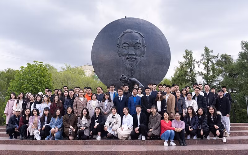 Vietnamese students in Russia offer flowers in tribute to President Ho Chi Minh at his monument in Moscow. (Photo: NDO/Thanh The)