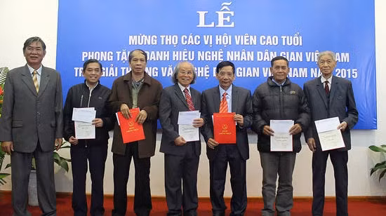 Winners of the 2015 Folklore Arts Awards honoured at the ceremony (Photo: sggp.org.vn)