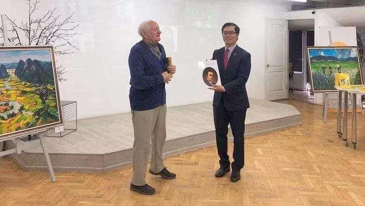 Professor Vasily Nevolov (L) presents a collection of poetry by celebrated Ukrainian poet Taras Shevchenko to Vietnamese Ambassador to Ukraine Nguyen Hong Thach at the ceremony.