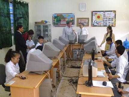 Delegates visiting the VFV’s computer lab.