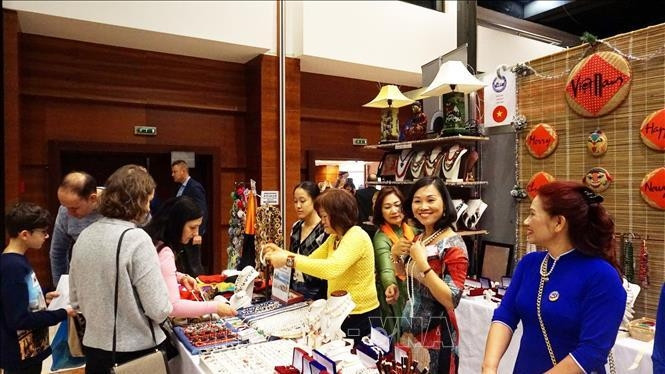 At the Vietnamese booth (Photo:VNA)