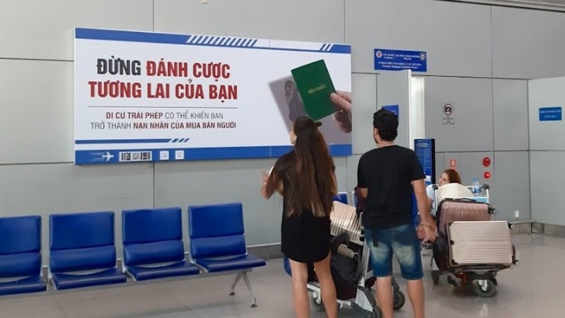 A communication board on human trafficking at an international airport. (Photo: plo.vn)