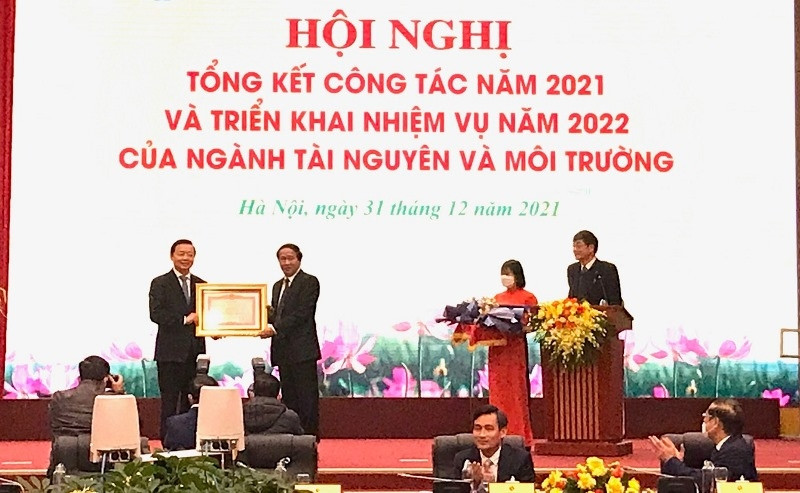 Deputy Prime Minister Le Van Thanh presents the Prime Minister’s Certificate of Merit to leaders of the Ministry of Natural Resources and Environment.