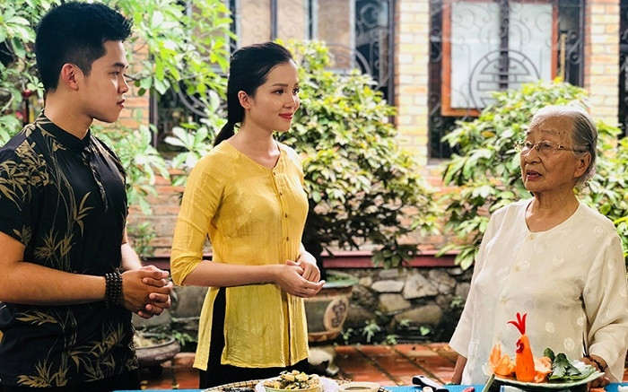 Hue-based culinary artist Mai Thi Tra (first from right) introduces signature dishes of Hue cuisine. (Photo: NDO/Cong Hau)