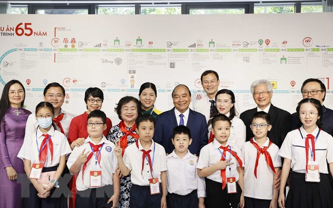 President Nguyen Xuan Phuc visits an exhibition space titled "Achievements of 65 years of development of Kim Dong Publishing House". (Photo: VNA).
