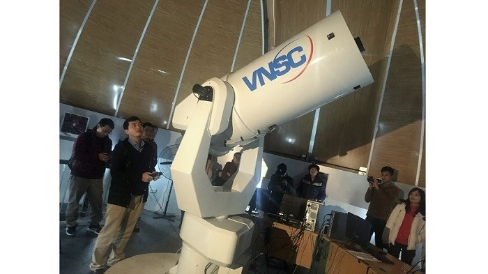Engineers at the Vietnam National Space Centre introduce telescopes. (Photo: 
