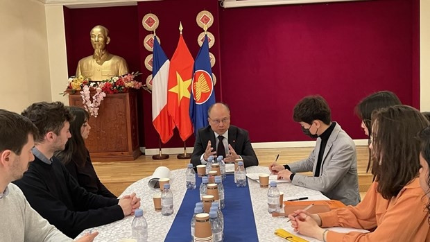 Vietnamese Ambassador to France Dinh Toan Thang (centre) speaks at the event. (Photo: VNA)