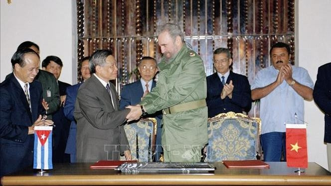 Former Party General Secretary Le Kha Phieu (left) and former First Secretary of the Communist Party of Cuba Central Committee, Fidel Castro, during Vietnamese Party leader's official visit to Cuba in July 1999. (Photo: VNA)