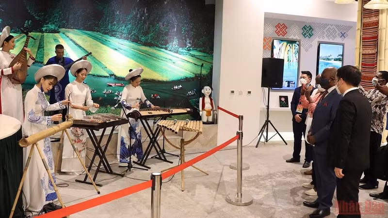 Traditional art performance introduces Vietnamese culture at EXPO 2020.