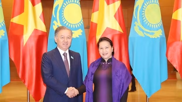 Chairwoman of the National Assembly Nguyen Thi Kim Ngan (R) and Chairman of the Mazhilis (lower house) of the Parliament of Kazakhstan Nurlan Nigmatulin at the welcome ceremony on November 14 (Photo: VNA)