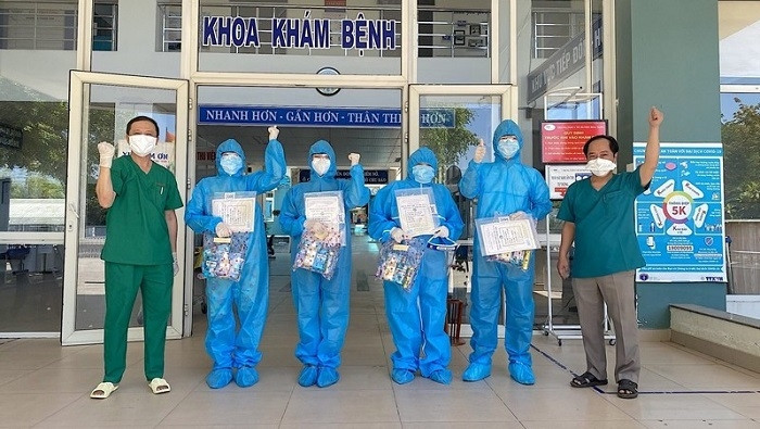 COVID-19 patients being discharged this morning at Da Nang’s Hoa Vang District Medical Centre. (Photo: NDO/Anh Dao)