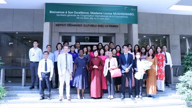 OIF Secretary-General Louise Mushikiwabo and staff at the Institute of Cultural Exchange with France (IDECAF) in Ho Chi Minh City. (Photo: VNA)