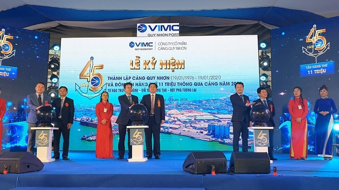 Quy Nhon port welcomed the 11 millionth tonne of cargo through the port in 2020 on December 30, 2020. (Photo: NDO/Cat Hung)