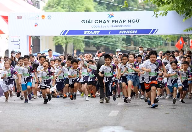 A Francophone running tournament entitle “Elle Peut!” (She can!) takes place at Hoan Kiem Lake in downtown Hanoi on May 21 (Photo: VNA) 