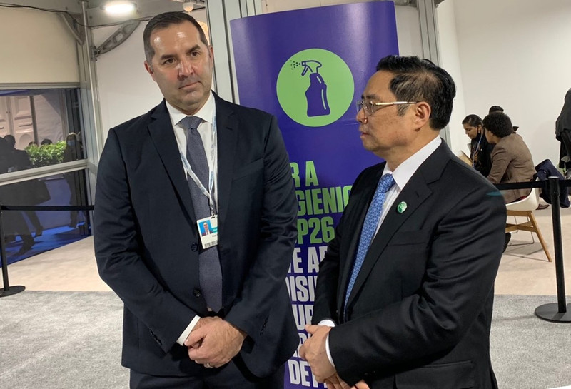 PM Pham Minh Chinh (R) and Nike’s Chief Sustainability Officer Noel Kinder. (Photo: VGP)