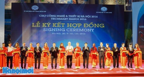 The ribbon-cutting ceremony announcing the event. (Photo: hanoimoi.com.vn)