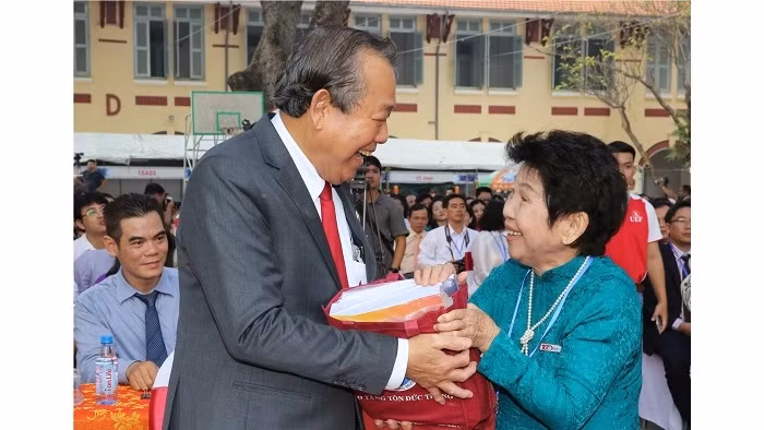 Deputy PM Truong Hoa Binh (L) meets his former teacher, Ton Tuyet Dung, former Principal at Marie Curie High School in Ho Chi Minh City, on the occasion of the school’s 100th anniversary on November 18, 2018. (Photo: VGP)