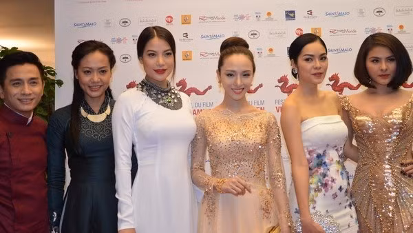 Vietnamese actors and actresses at the festival (photo: VNA)