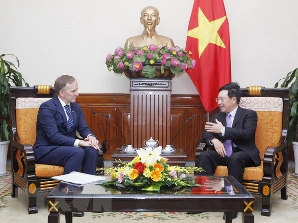 Deputy Prime Minister and Foreign Minister Pham Binh Minh (R) receives State Secretary for Foreign Affairs of Latvia Andrejs Pildegovics (Photo:VNA)