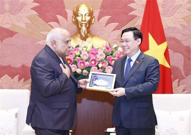 National Assembly Chairman Vuong Dinh Hue (R) welcomes Cuban Ambassador Orlando Nicolas Hernandez Guillen (Photo: VNA)