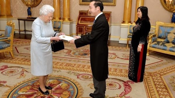 Vietnamese Ambassador to the UK Nguyen Van Thao presents his credential letter to UK Queen Elizabeth II. (Credit: twitter.com/BritishMonarchy)