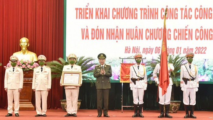 Minister of Public Security General To Lam (centre) awarded Military Exploit Order to Hanoi Police Force (Photo: hanoimoi.com.vn)