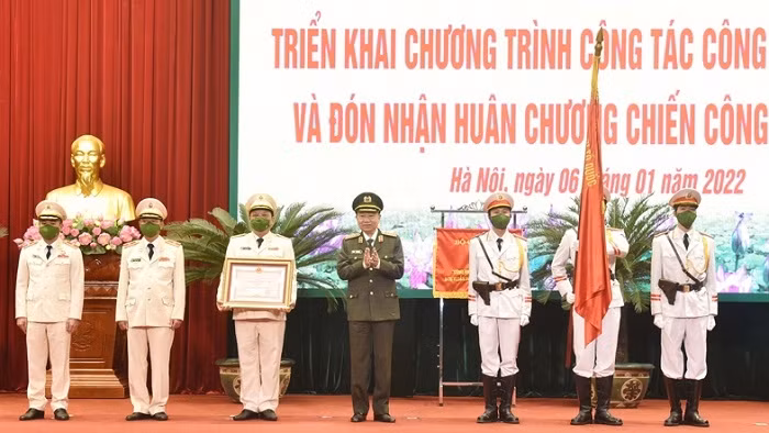 Minister of Public Security General To Lam (centre) awarded Military Exploit Order to Hanoi Police Force (Photo: hanoimoi.com.vn)