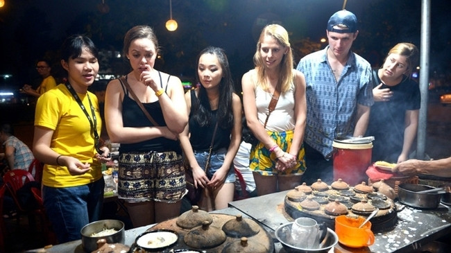 Visitors show interest in Vietnamese food