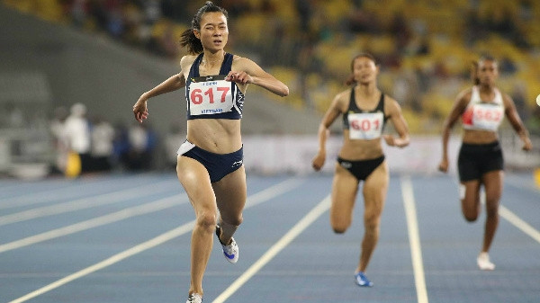 Le Tu Chinh wins both the 100m and 200m sprint in Malaysia.