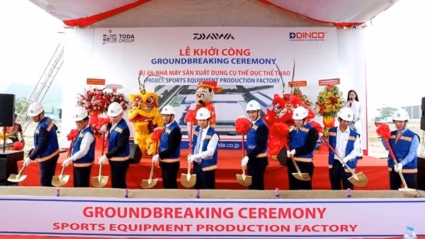 At the groundbreaking ceremony for the factory. (Photo: danang.gov.vn)