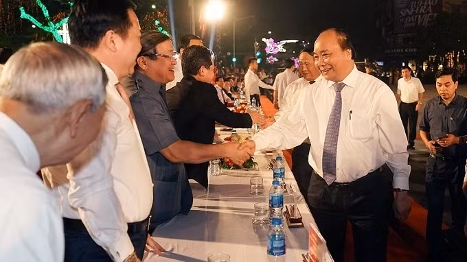 PM Nguyen Xuan Phuc attends the opening ceremony of the 2019 Red Flamboyant Flower Festival in Hai Phong city. (Photo: Vietnamnet)