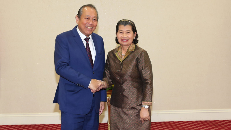 Deputy Prime Minister Truong Hoa Binh and his Cambodian counterpart Men Sam An (Photo: VGP)