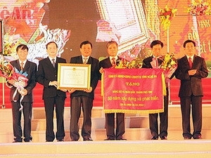  Nghe An provincial leaders receive the award (Photo: vinhcity.gov.vn)