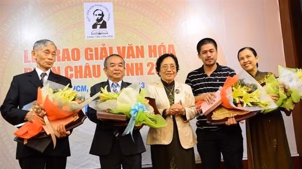 Former Vice President Nguyen Thi Binh granted the awards to the winners