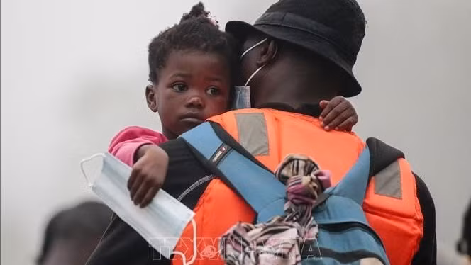 Migrants carrying small children are transported from Bajo Chiquito village to a reception station in Lajas Blancas, Darien province, Panama on August 31. (Photo: AFP/VNA)