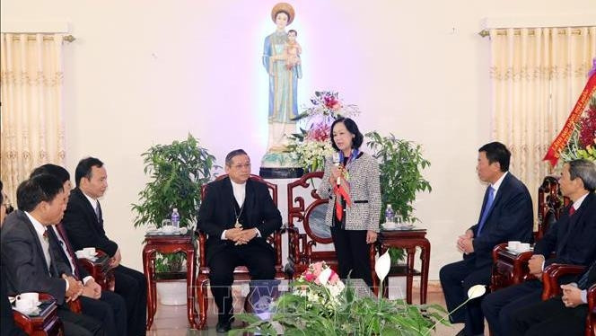 Head of the Central Commission for Mass Mobilisation Truong Thi Mai visits Catholic dignitaries of Bui Chu Diocese. (Photo: VNA)