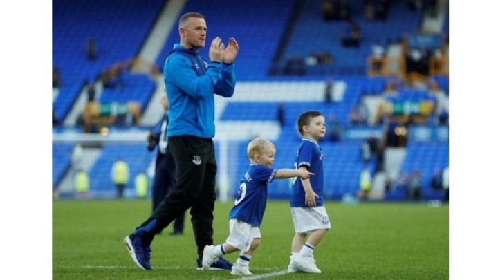Everton's Wayne Rooney with his children during the lap of honour after a Premier League match against Southampton at Goodison Park, Liverpool, the UK, on May 5, 2018. (Photo: Action Images via Reuters)