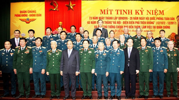 Prime Minister Nguyen Xuan Phuc and air force officers