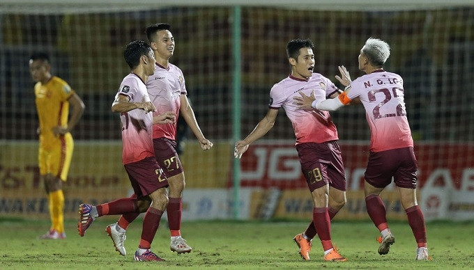 Saigon FC players celebrate a goal during their match with Thanh Hoa FC. (Photo: VPF)