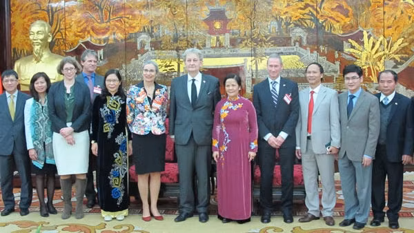 Hanoi’s People’s Committee Chairwoman Ngo Thi Doan Thanh receives the Amsterdam delegation led by Mayor Eberhard Van de Laan in Hanoi on December 9. (Image credit: hanoimoi.com.vn)