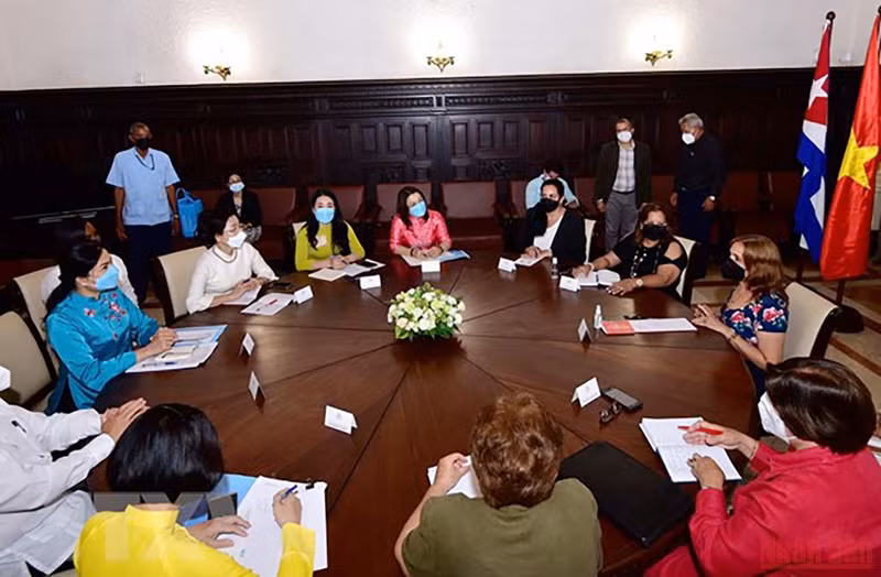 Cuban National Assembly officials work with VWU President Ha Thi Nga and other delegates. (Photo: Vu Le Ha/VNA)