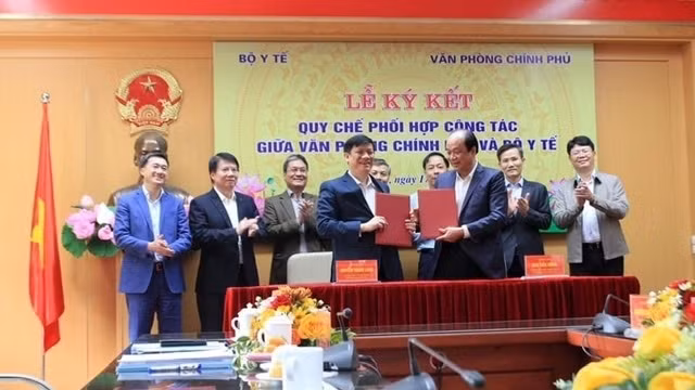 The Ministry of Health and the Government Office sign an agreement on strengthening coordination between the two agencies. (Photo: Thanh Thanh)