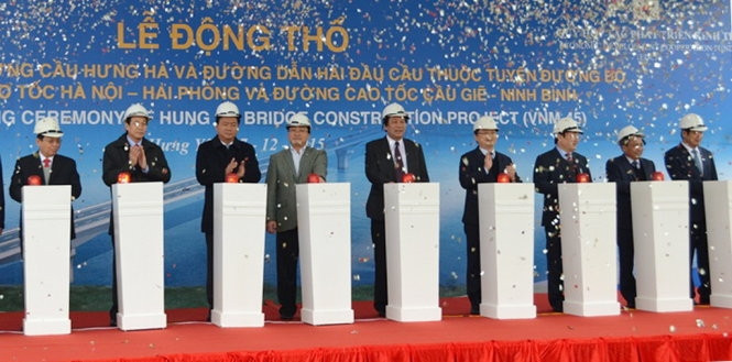 At the groundbreaking ceremony for the Hung Ha Bridge 